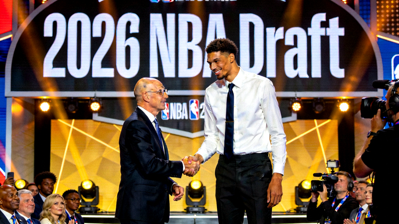 2026年NBA选秀大会状元秀文班亚马与总裁萧华握手合影